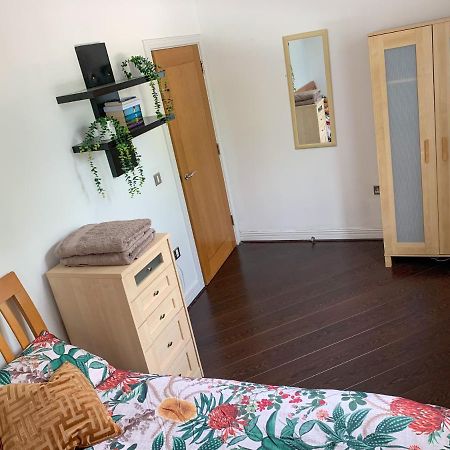 Room In Stratford With Private Bathroom And Parking 런던 외부 사진