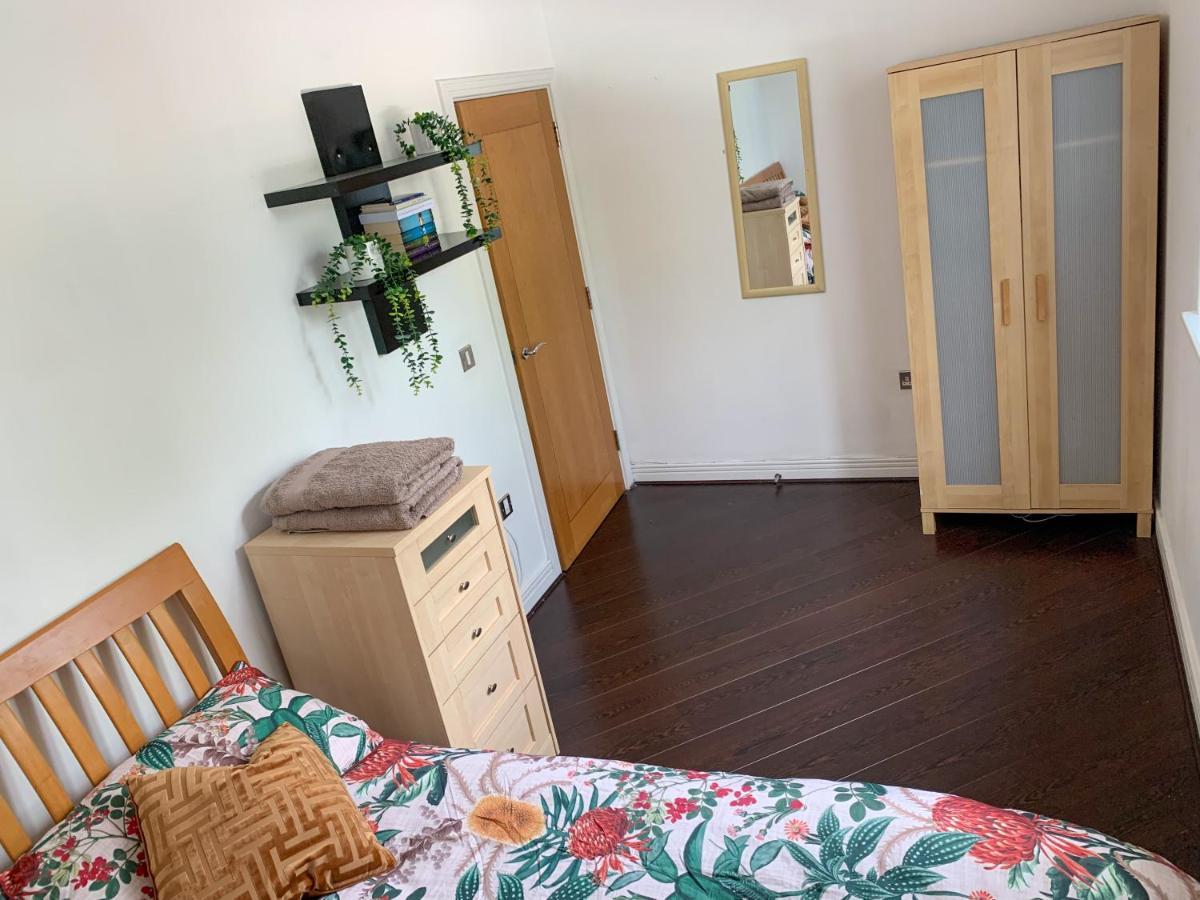 Room In Stratford With Private Bathroom And Parking 런던 외부 사진