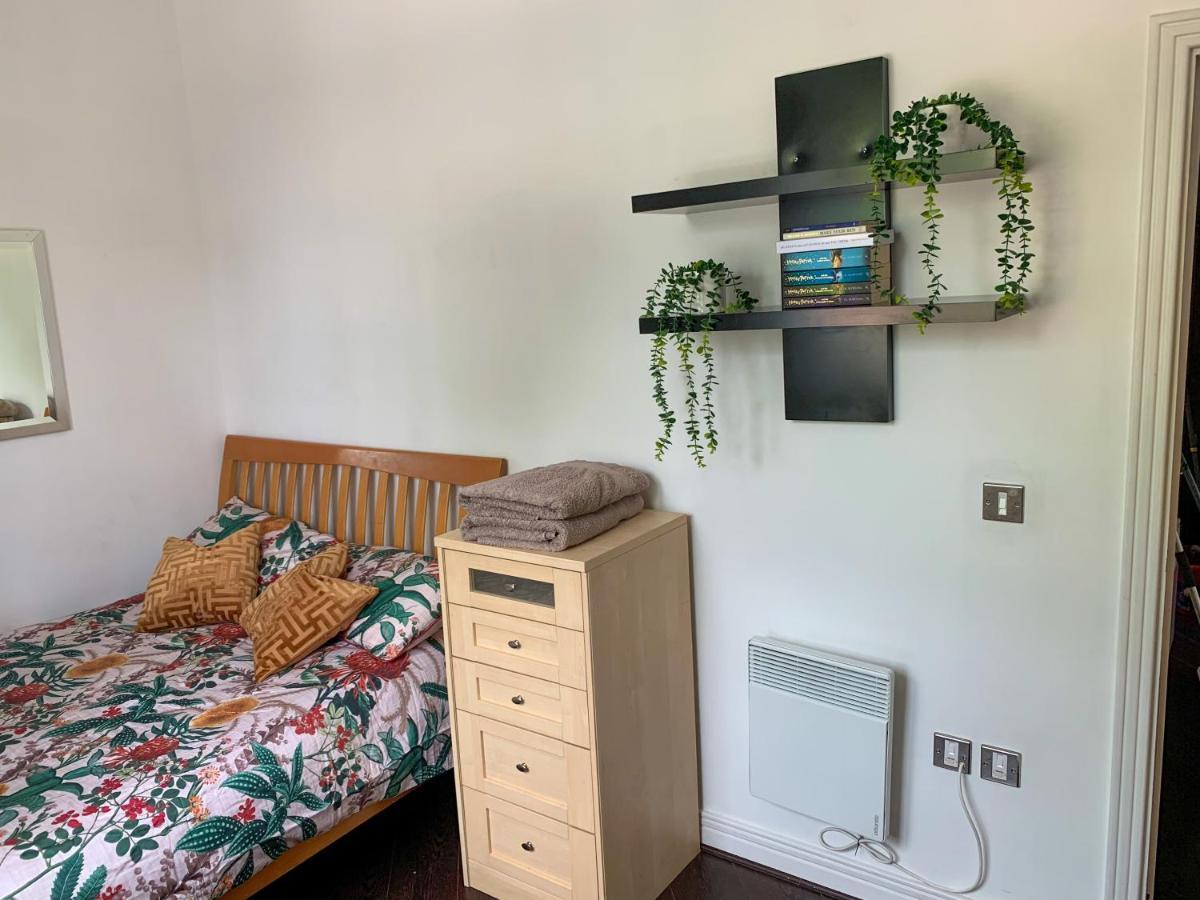 Room In Stratford With Private Bathroom And Parking 런던 외부 사진