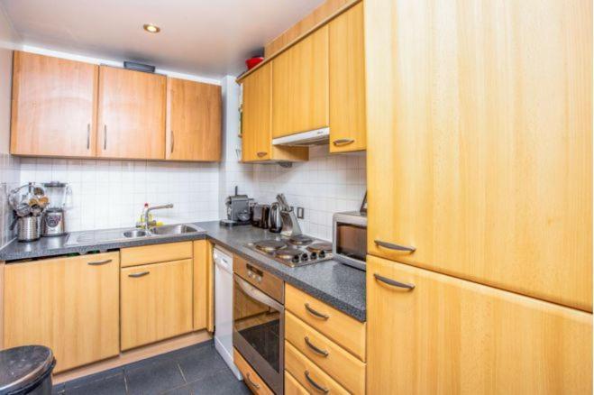 Room In Stratford With Private Bathroom And Parking 런던 외부 사진